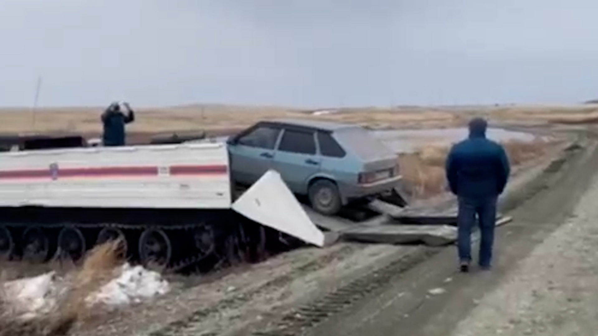 На юг Челябинской области пригнали спецтехнику для перевозки машин через реку, размывшую дорогу