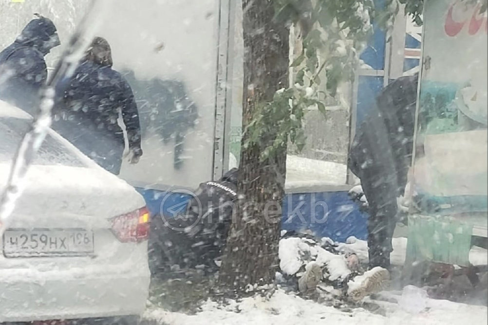 В Екатеринбурге на автобусной остановке умер мужчина