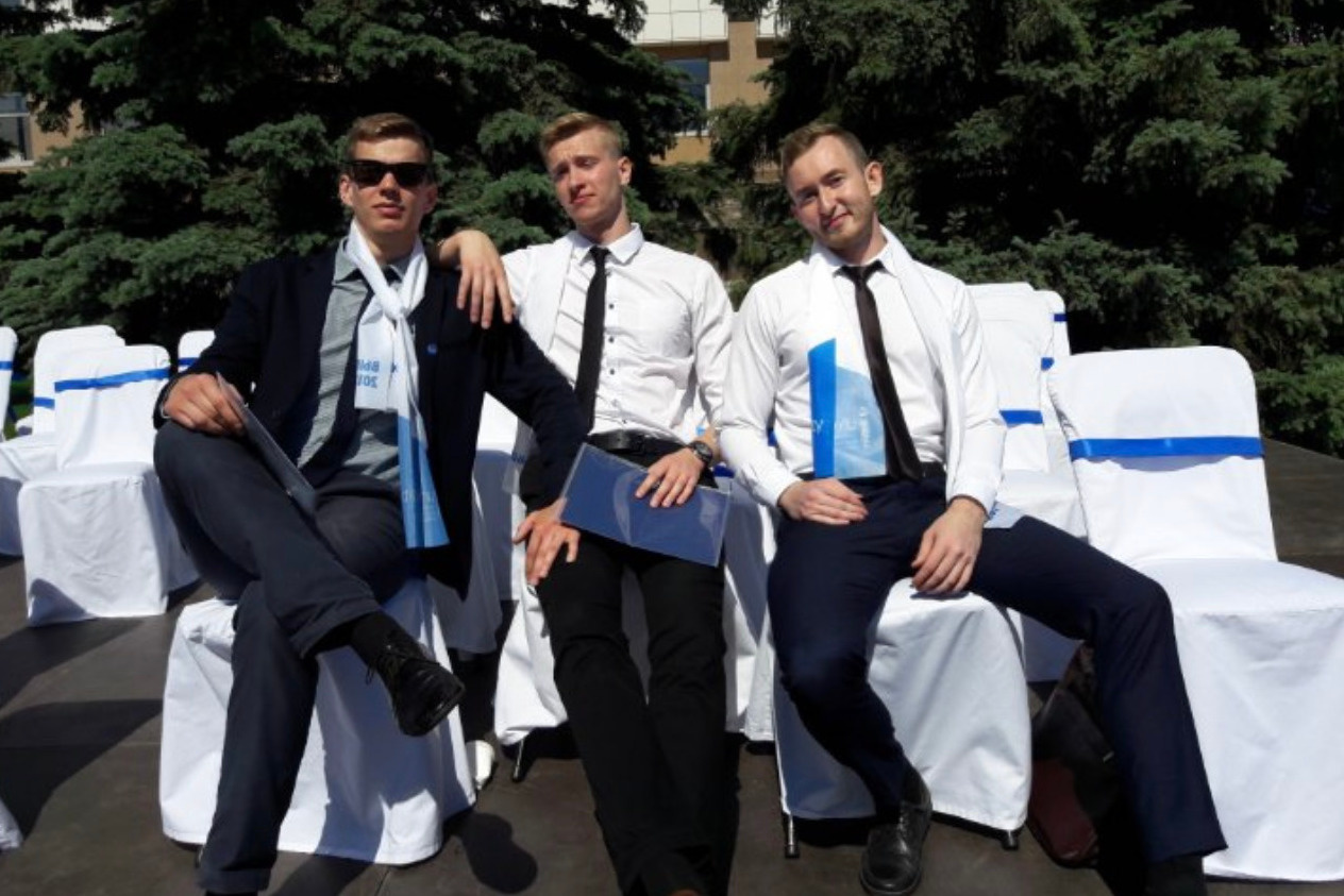 Алексей (крайний слева) окончил бакалавриат и магистратуру в ТИУ