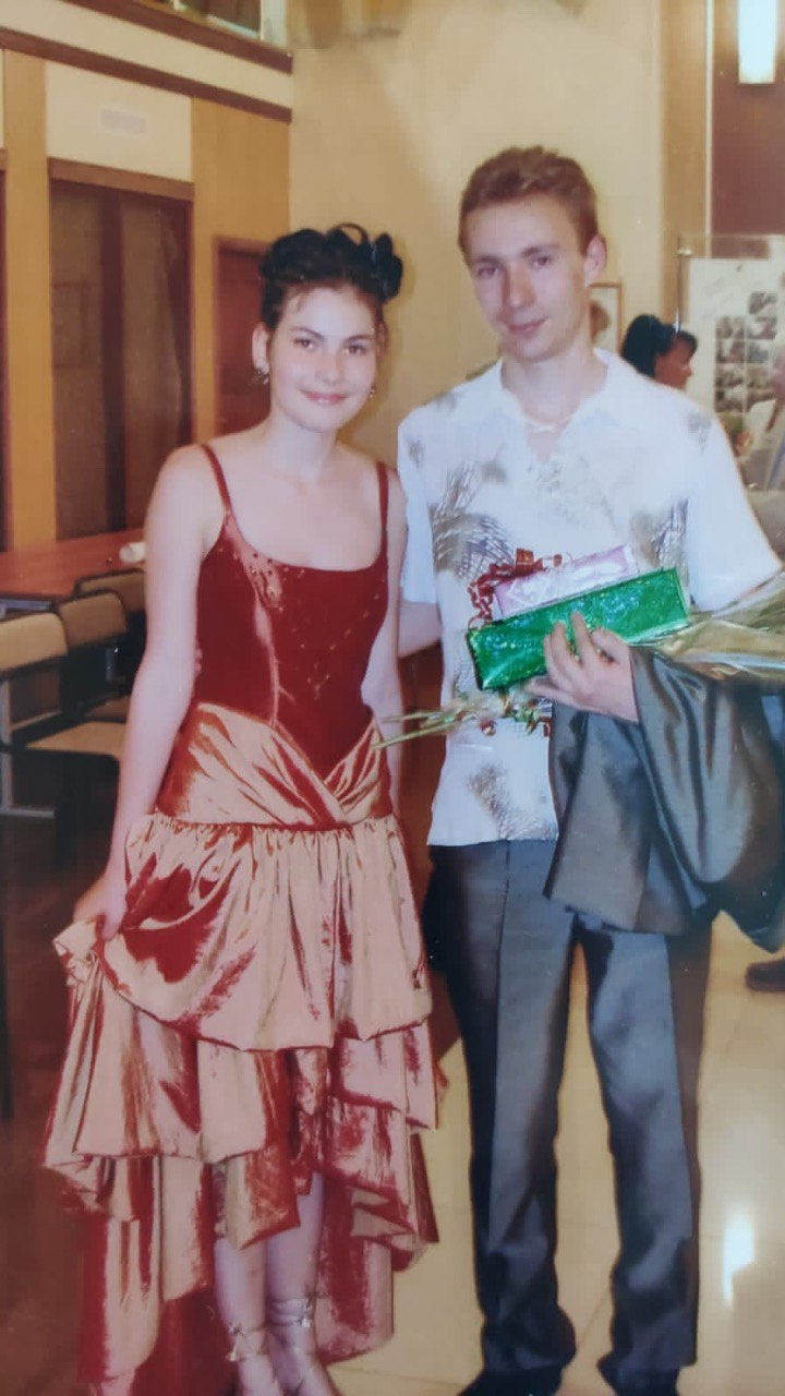 2006 год. Ульяне это красное платье шила мама, потом выпускница подарила его подруге