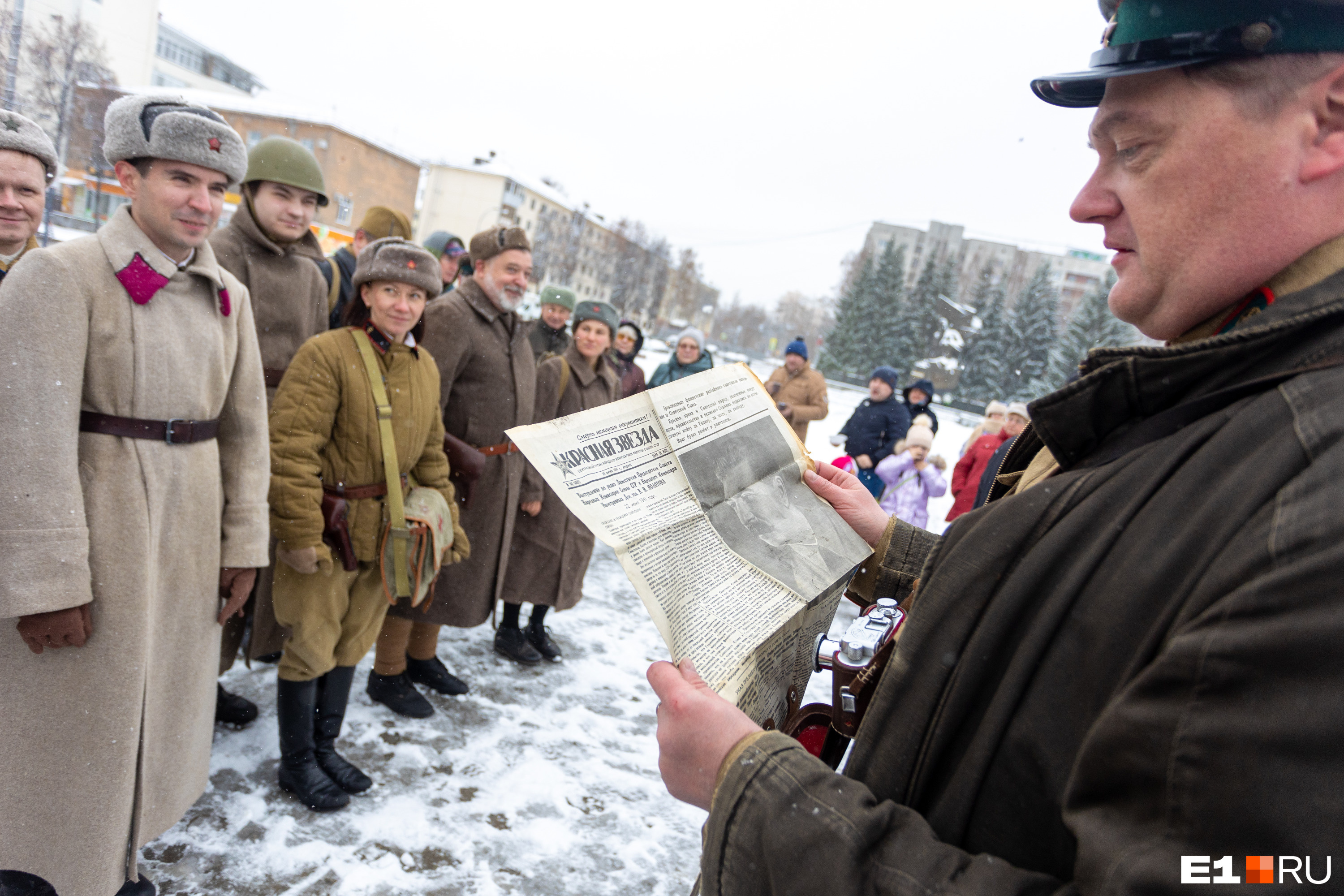 «Свердловчане уходят на фронт»: десятки екатеринбуржев переместились на 81 год назад