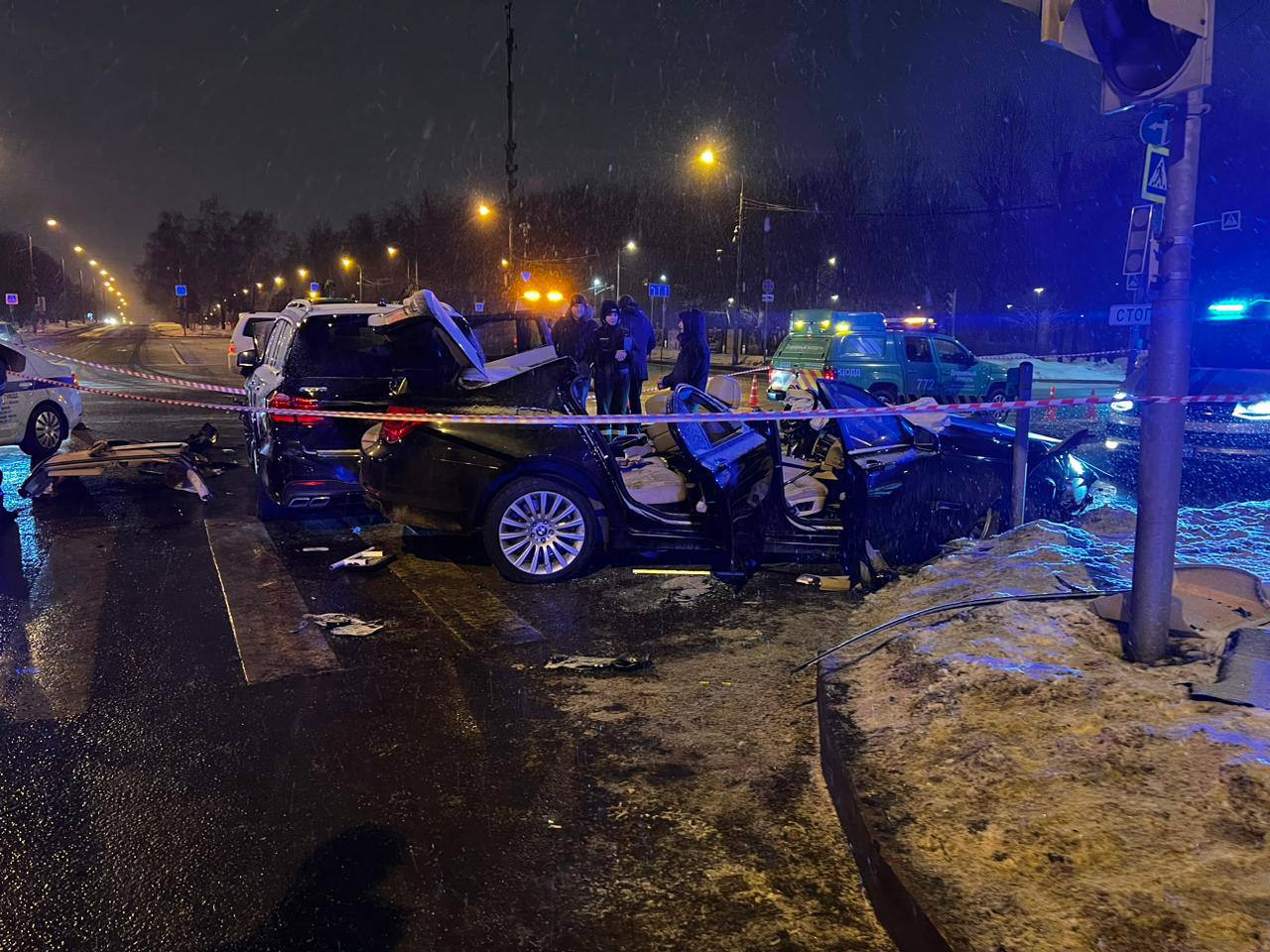 Машины — всмятку. Несколько человек пострадали в жесткой аварии на Мичуринском проспекте в Москве