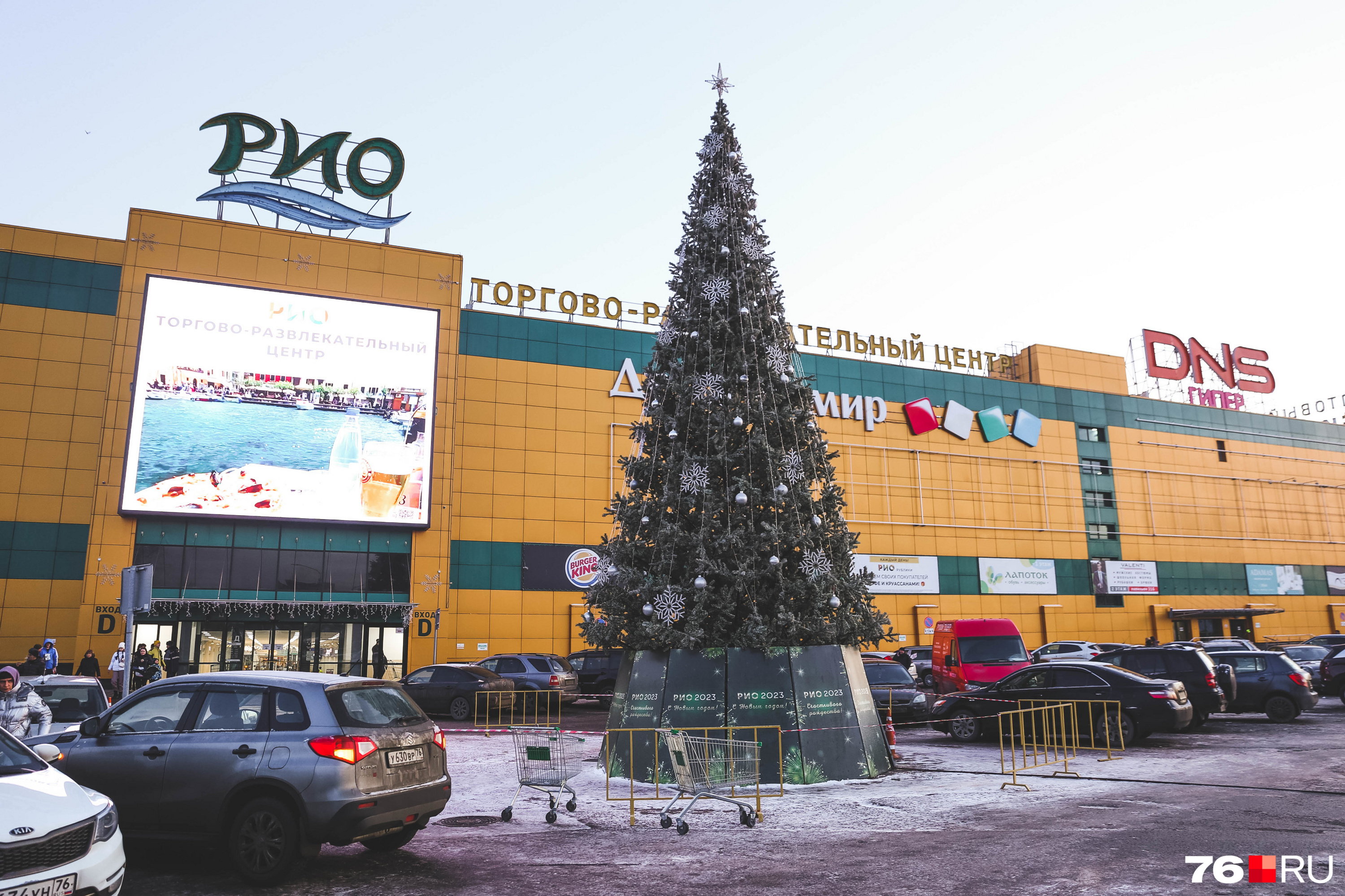 Еще одну большую елку успели поставить рядом с ТРЦ «Рио» на Тутаевском шоссе Еще одну большую елку успели поставить рядом с ТРЦ «Рио» на Тутаевском шоссе