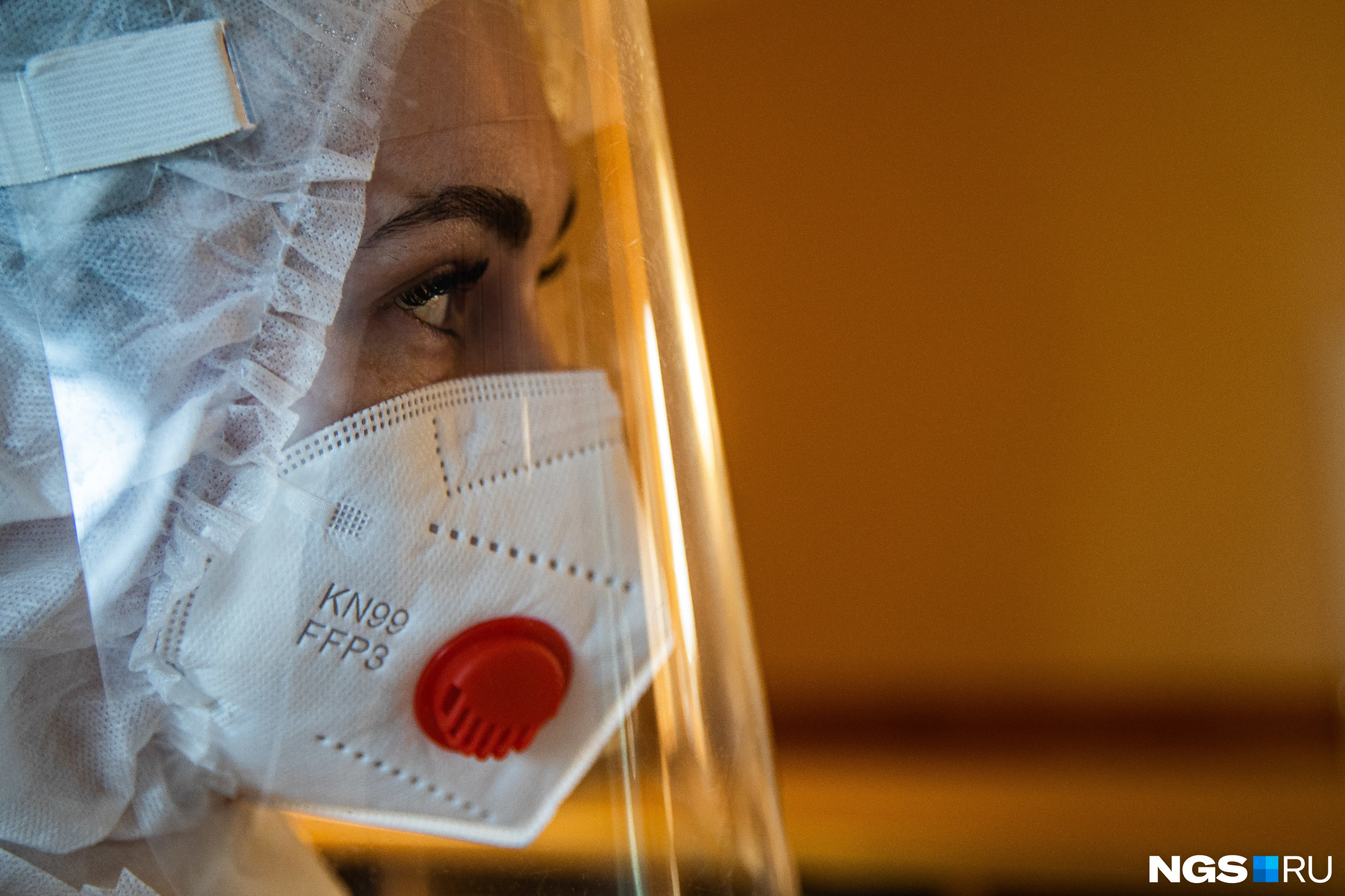 Вакцинированные люди тоже болеют, им нужно носить маски, чтобы снизить дозу вирусной нагрузки от инфицированных людей, считает Сергей Нетёсов
