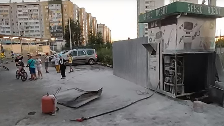 В Челябинске под окнами жилых домов взорвался бензоробот. Последствия пожара сняли на видео