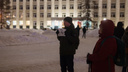 Хоровод, лозунги и задержания: как в Архангельске прошла акция за мир — в фотографиях