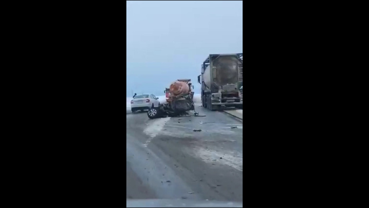 Легковушку разорвало на части после ДТП с бензовозом и фурой на татарстанской трассе — водитель погиб