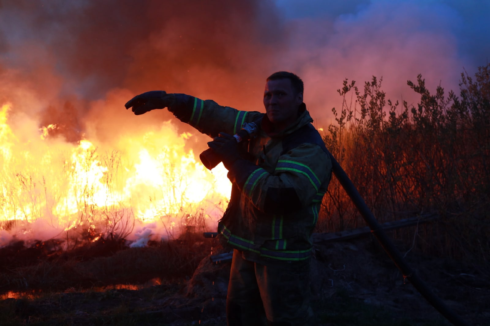 Фотограф Максим Слуцкий побывал в эпицентре пожара и показал нелегкую работу сотрудников МЧС