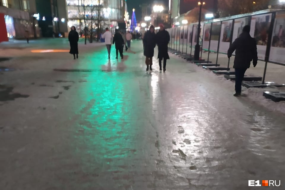 Тротуары Екатеринбурга стали скользкими от хорошей уборки. В мэрии объяснили этот казус