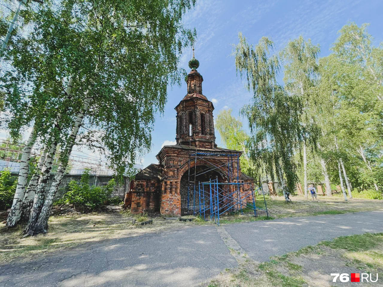 Парадные ворота сейчас ведут в бетонный забор завода Парадные ворота сейчас ведут в бетонный забор завода