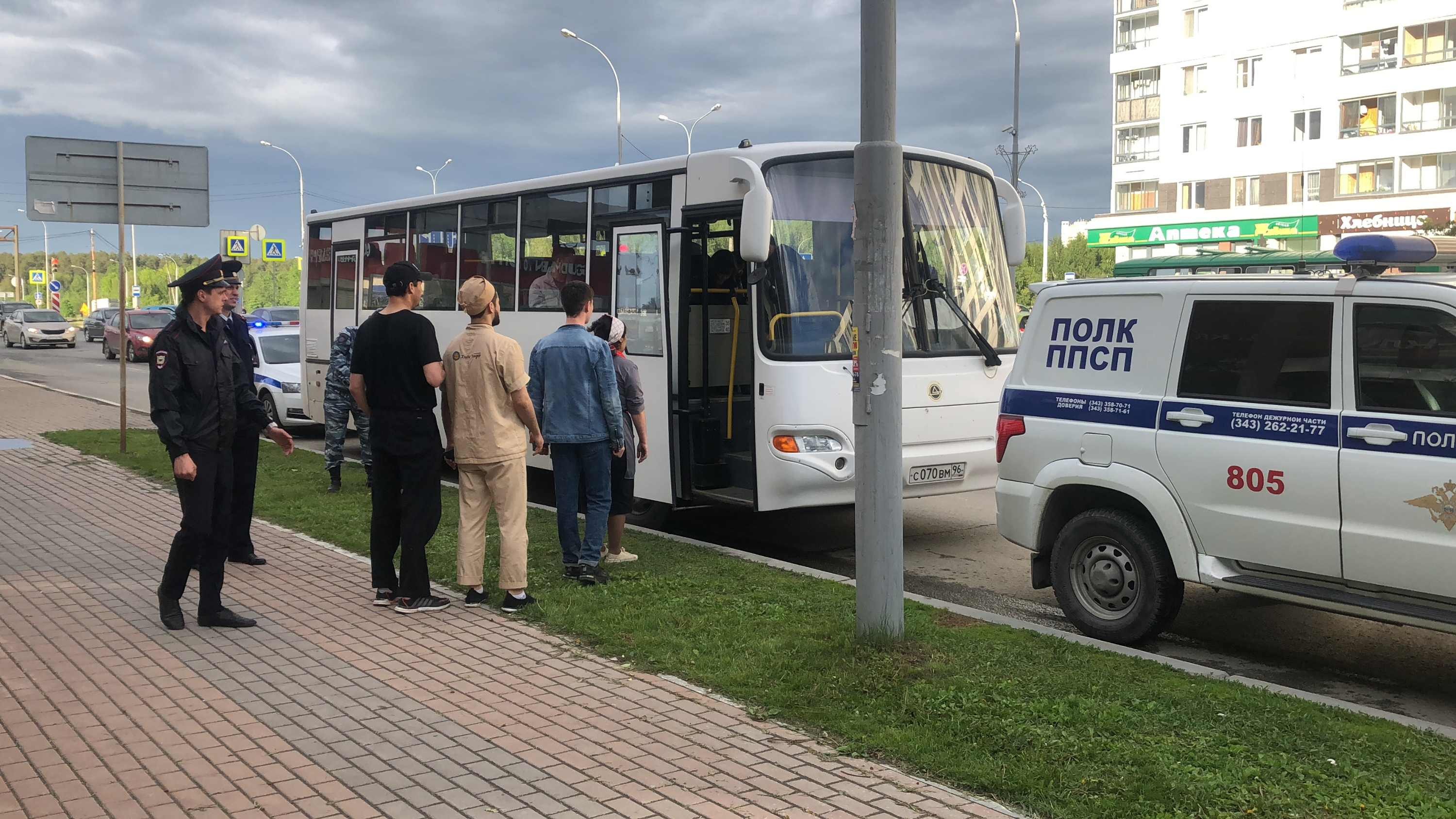 Мигрант спас девушку. Милицейский автобус фальсификация. Гретта Тунберг полиция в автобус. ОМОН Екатеринбург. Шиаб полиции автобус.