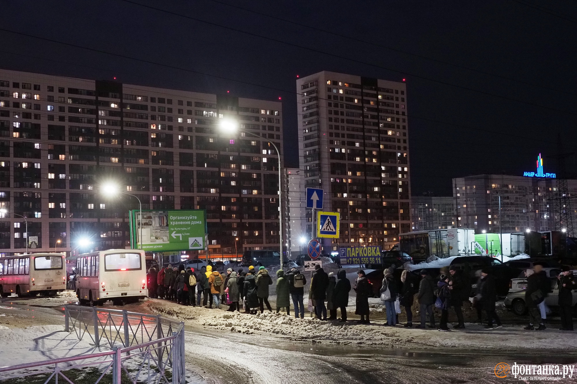 Приехали. Что заставляет людей мерзнуть в огромных очередях у станции метро  «Девяткино» - 14 января 2022 - ФОНТАНКА.ру