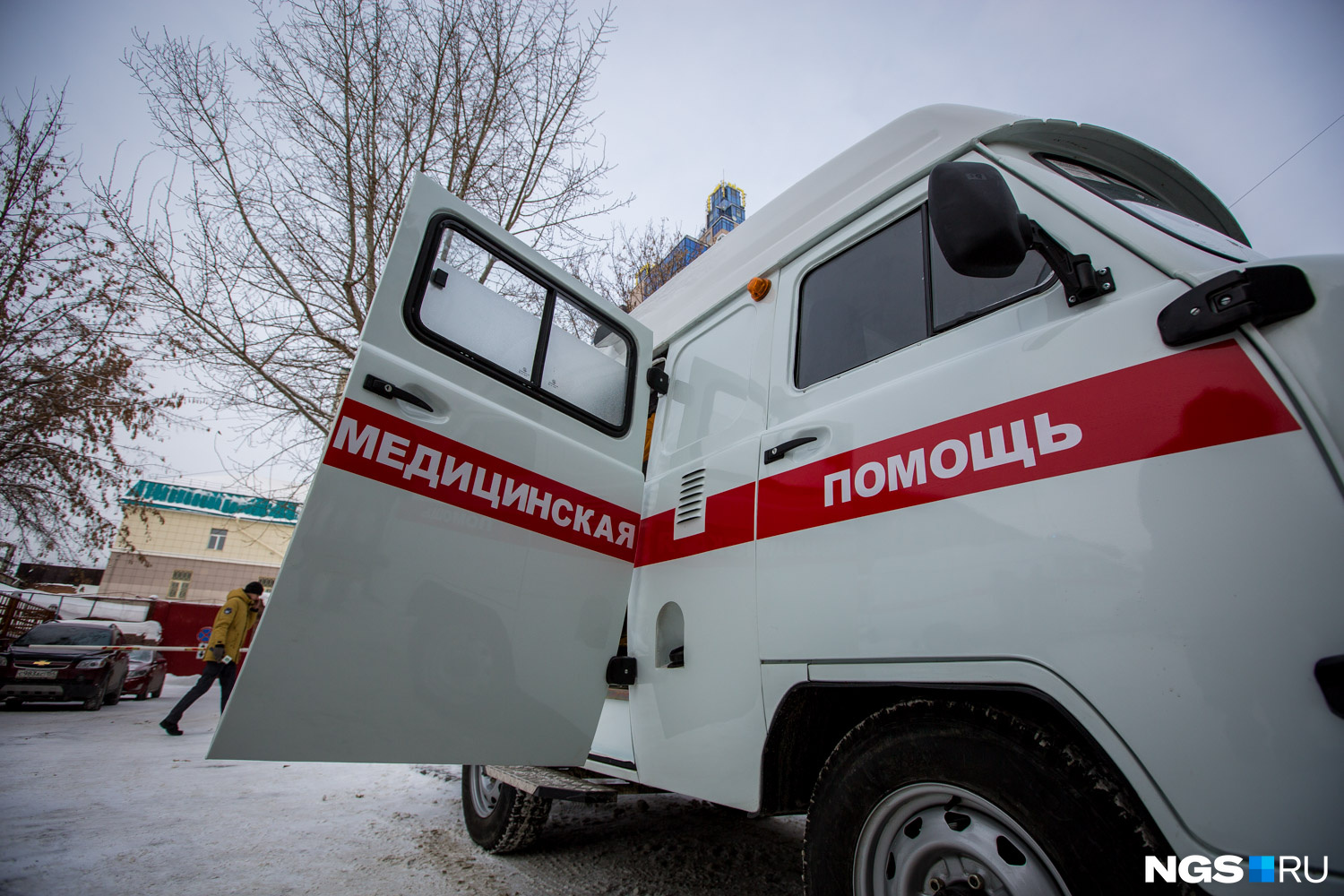 Скорая помощь вновь застряла в сугробах в городе Березовский. Это третий случай за месяц