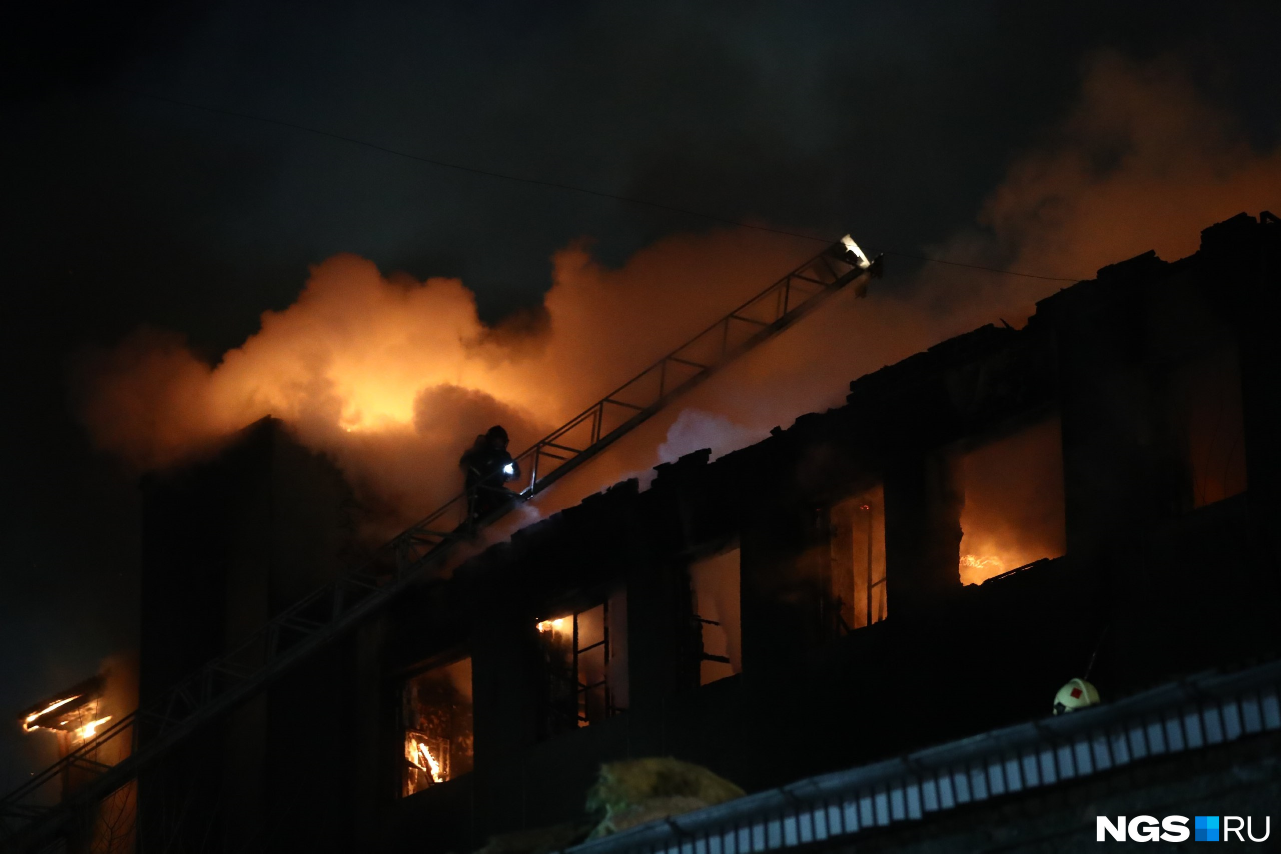 Как в Новосибирске горело заброшенное здание РОВД — огненный фоторепортаж НГС