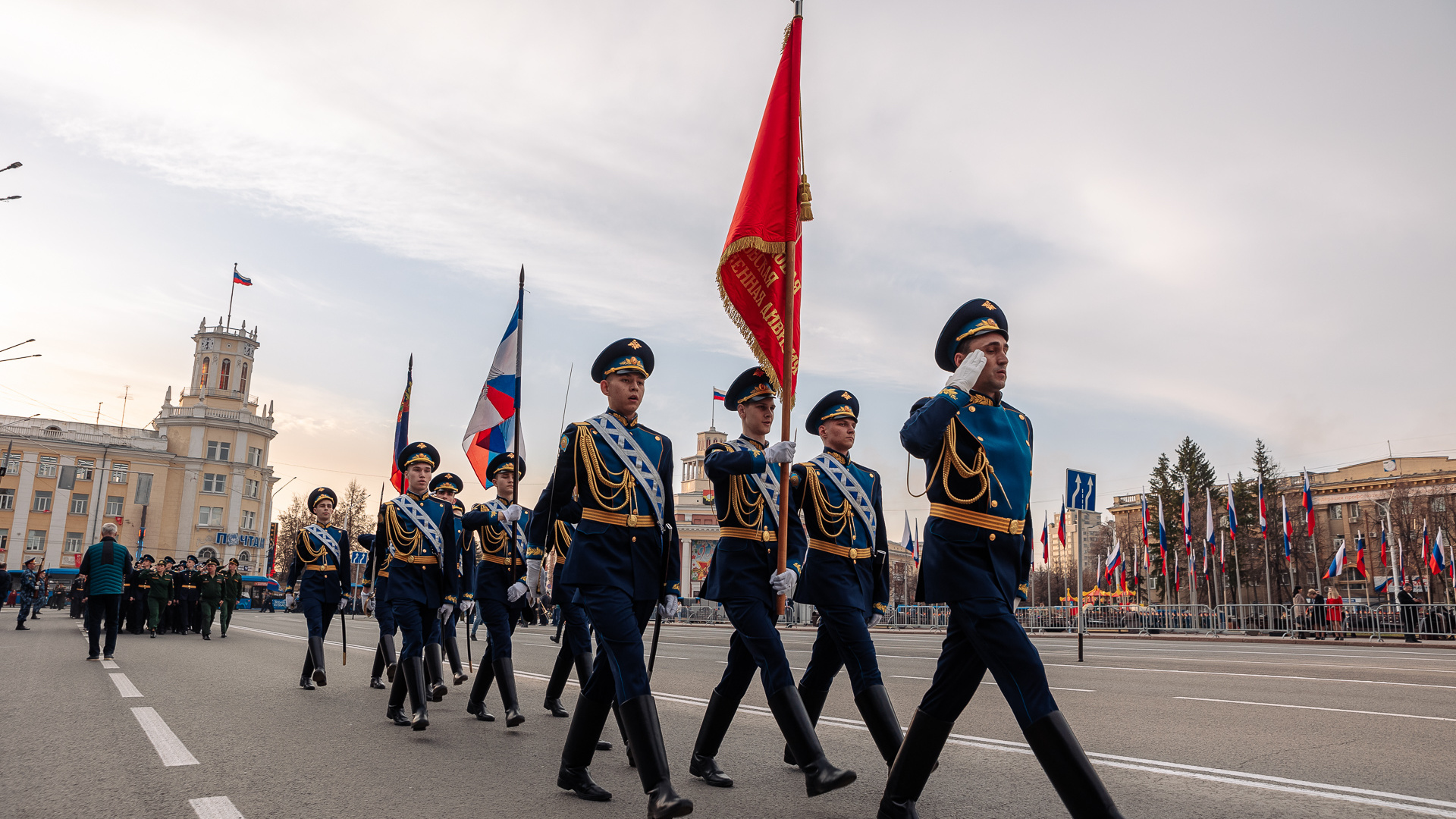 Где проходят парады 9 мая. Парад Победы 2022 Кемерово. Парад 9 мая Кемерово. 9 Мая парад Победы. Движение парада 9 мая.