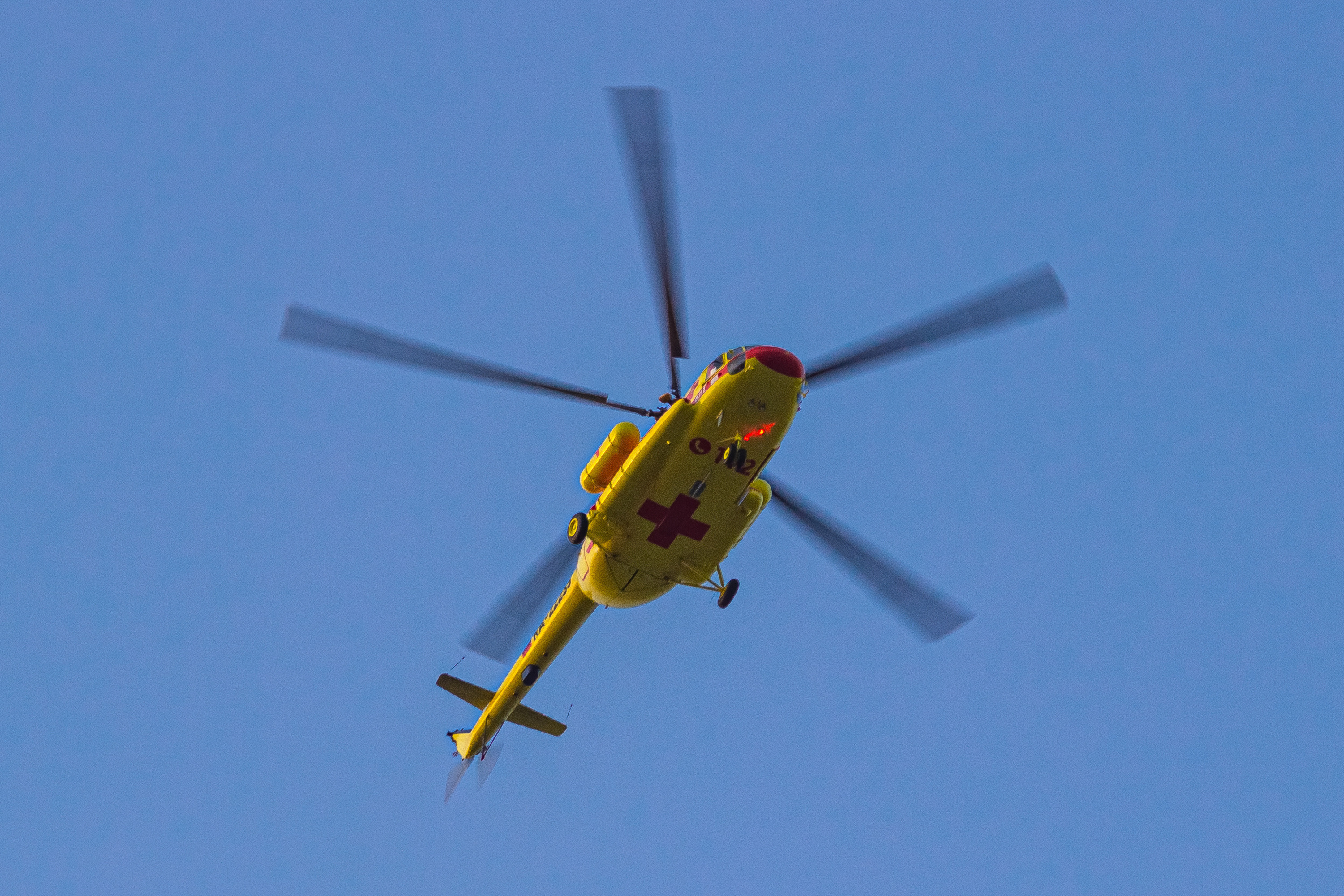 Ярко-желтый вертолет с красным крестом будет базироваться в Омске. Второй, такой же модели, — в Таре