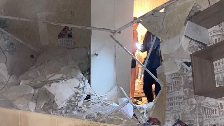 Взрыв неизвестного вещества произошел в пятиэтажке на улице Баумана. Эвакуированы 37 человек