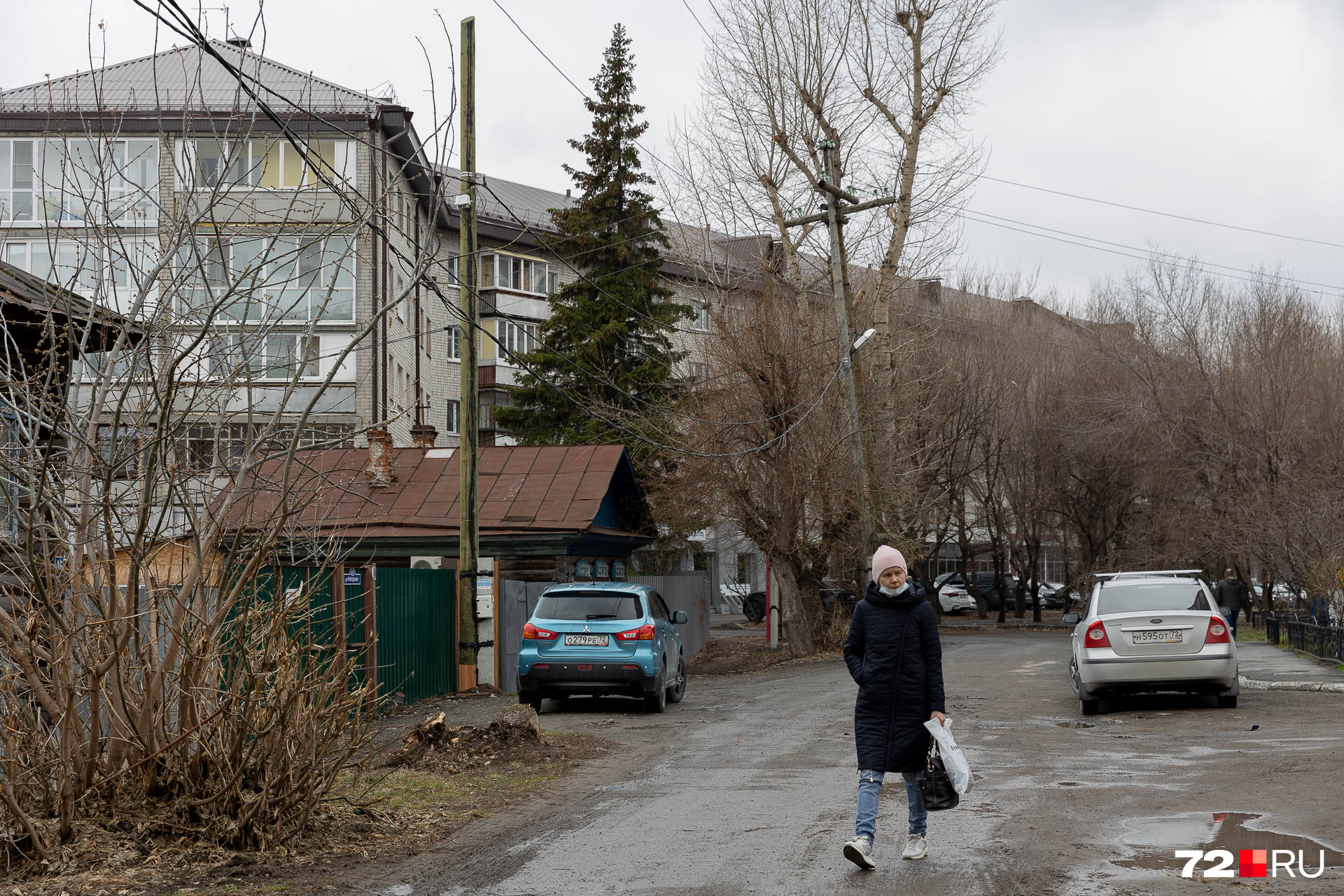 Жители дома на Луначарской, возможно, и не знают, какие споры разгорелись прямо у них под носом