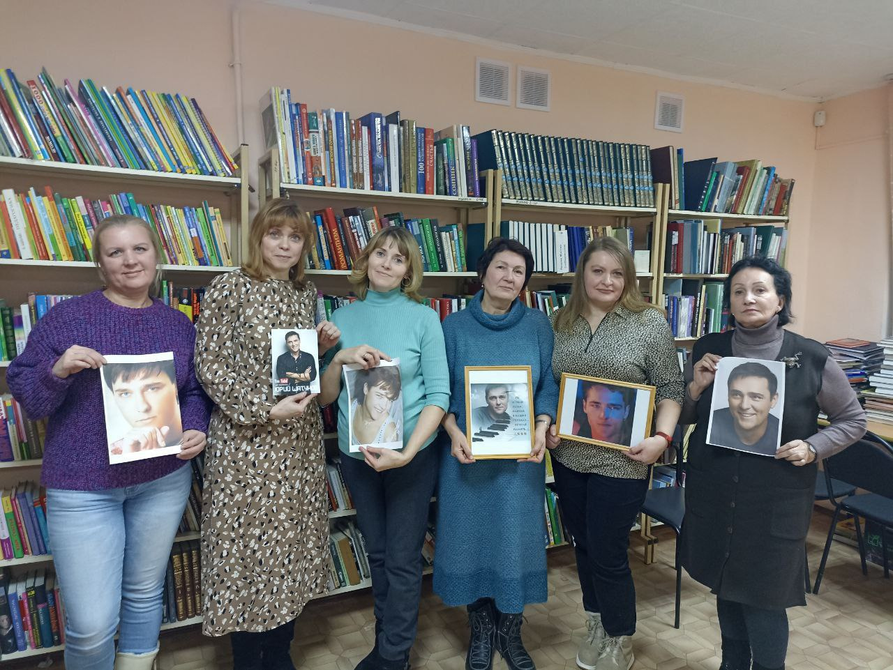 На встречах поклонники разговаривают о певце и делятся воспоминаниями На встречах поклонники разговаривают о певце и делятся воспоминаниями