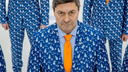 Тренеры ХК «Сибирь» облачились в костюмы с новогодним принтом и оранжевыми галстуками — сегодня они так выйдут на игру