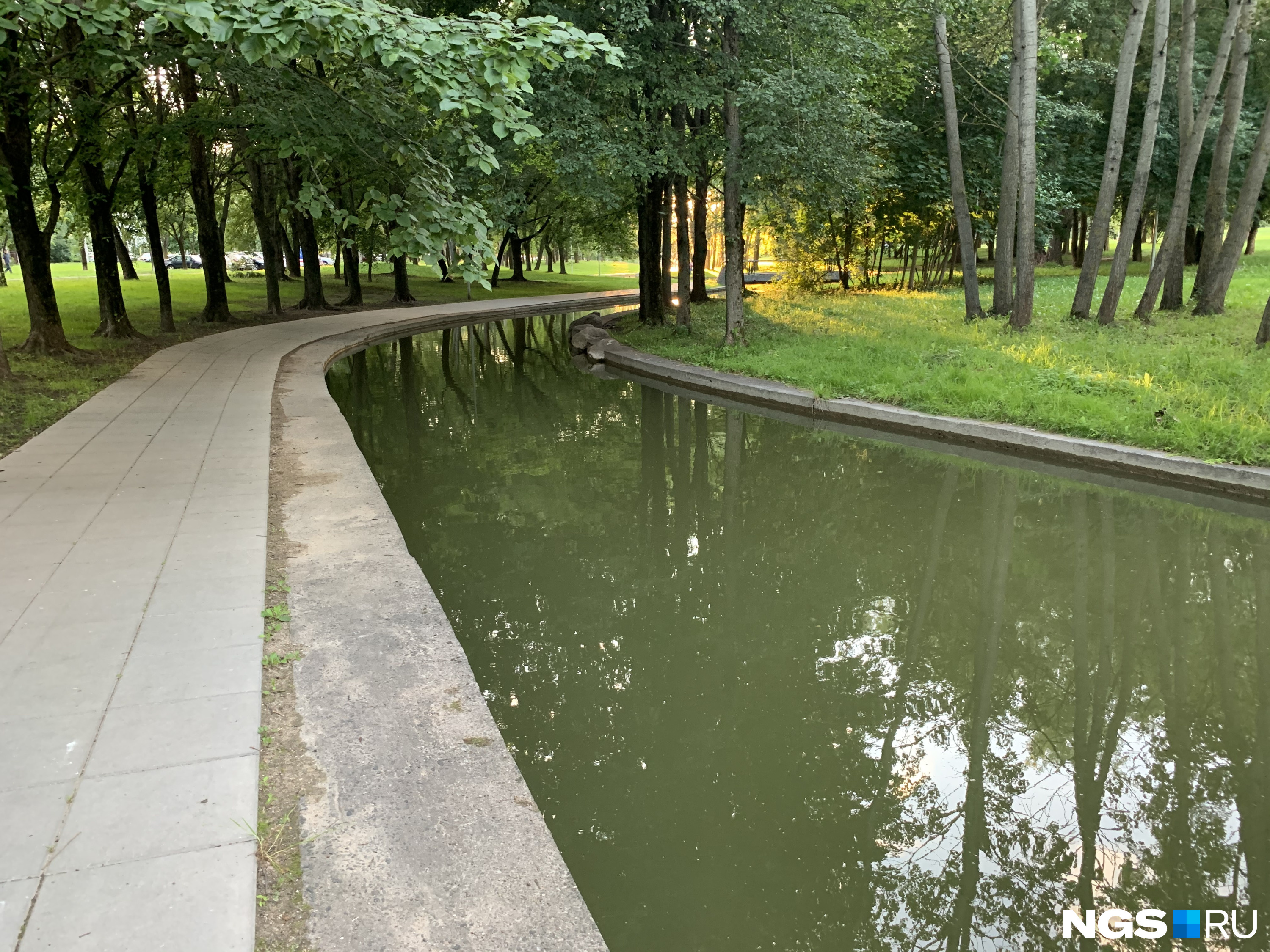 Водный канал в парке