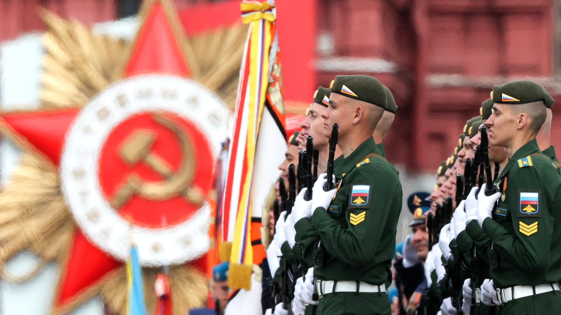 «Вы сражаетесь за Родину, за ее будущее»: в Москве завершился парад Победы
