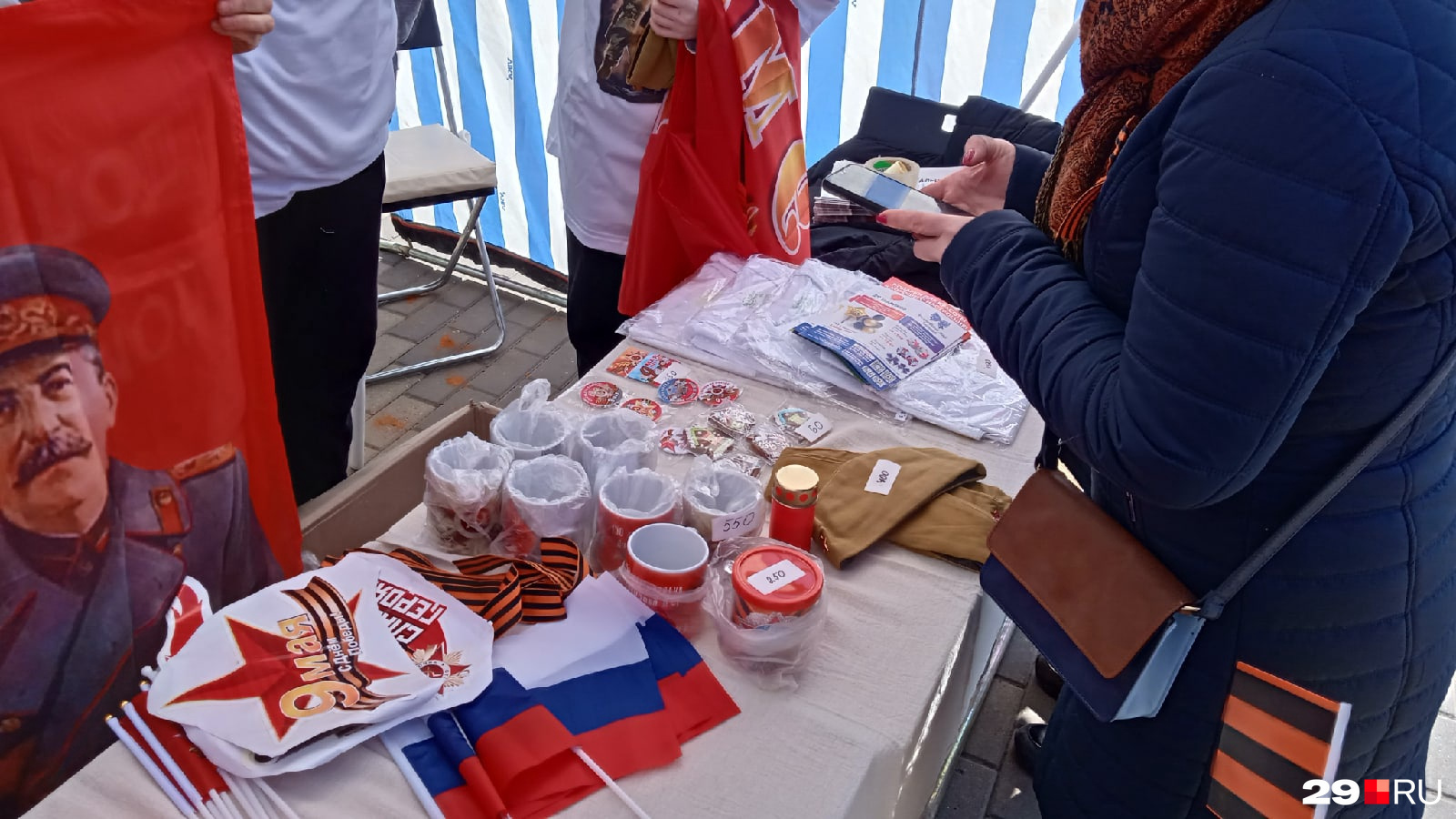 Там же можно купить и пилотку за 400 рублей
