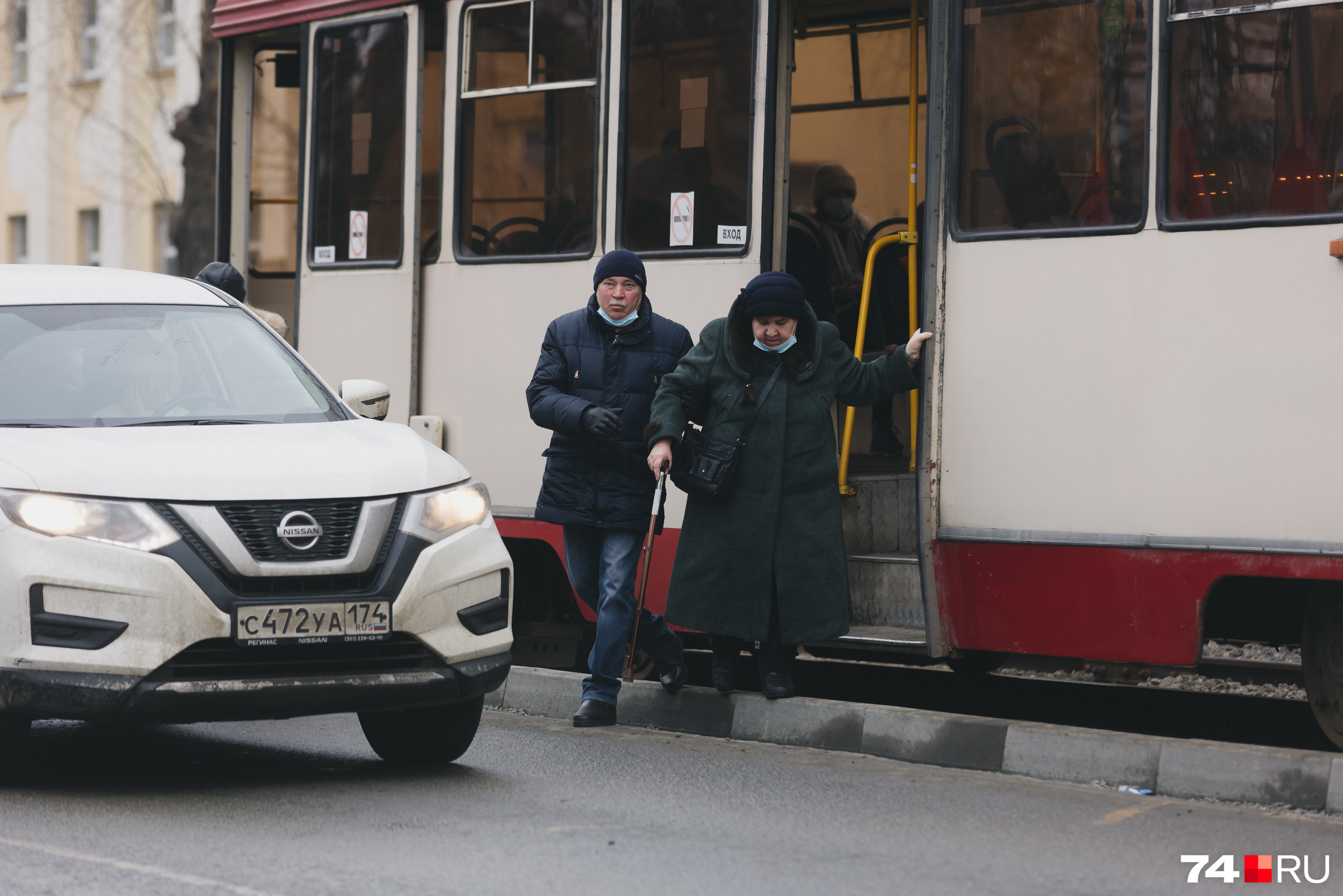 Многим пассажирам при выходе из трамвая без помощи теперь не обойтись