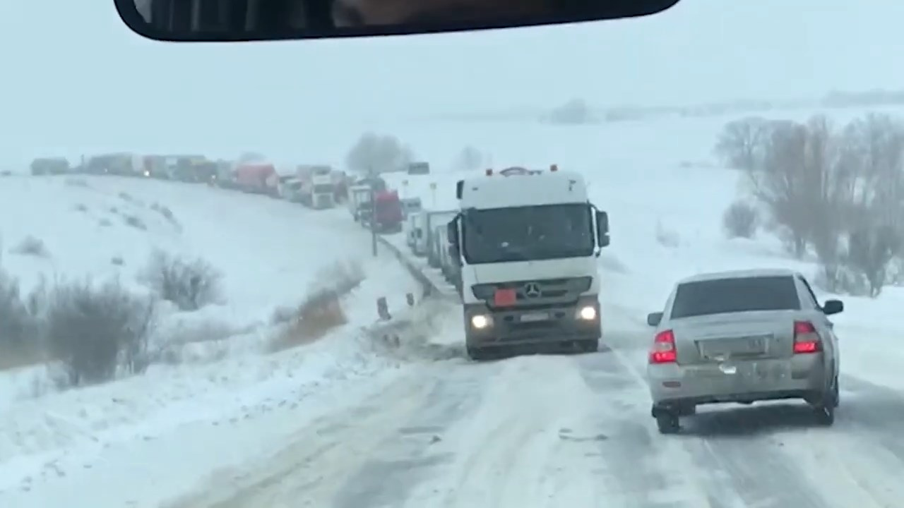 МВД показало снежную пробку из сотен фур в Волгоградской области