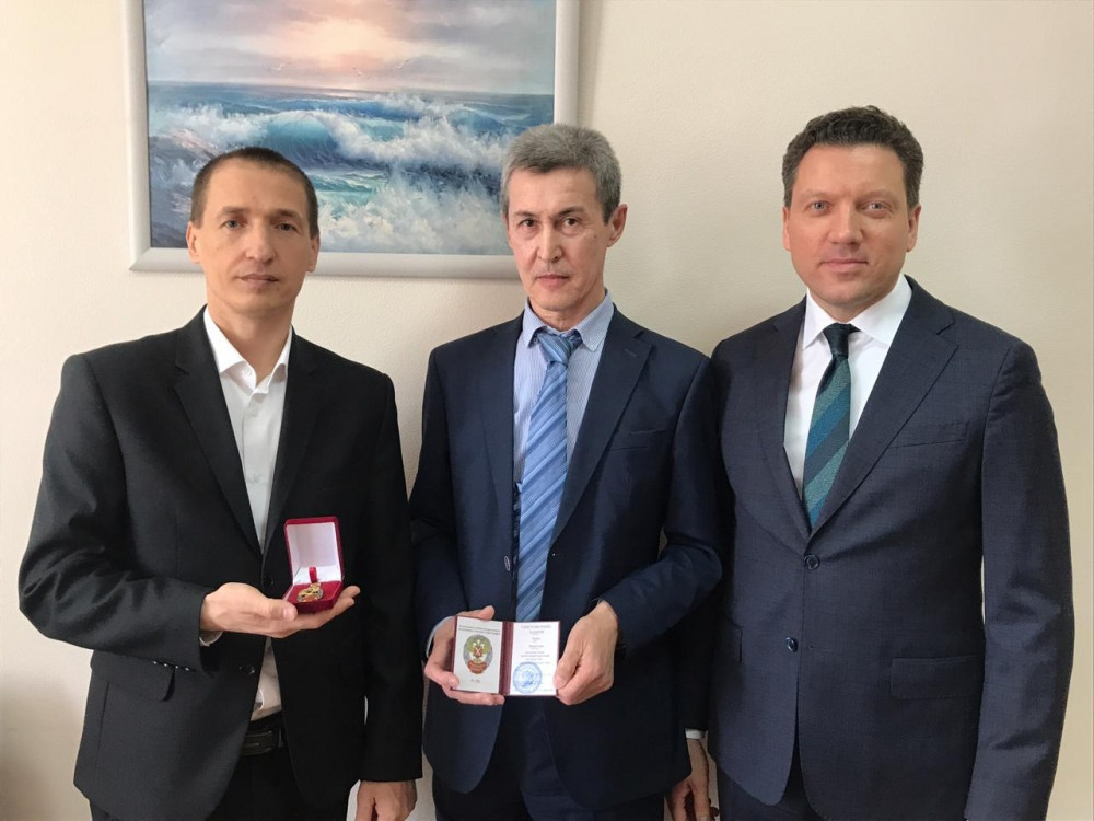Ришат Хабиров (по центру) на награждении в Росреестре Ришат Хабиров (по центру) на награждении в Росреестре