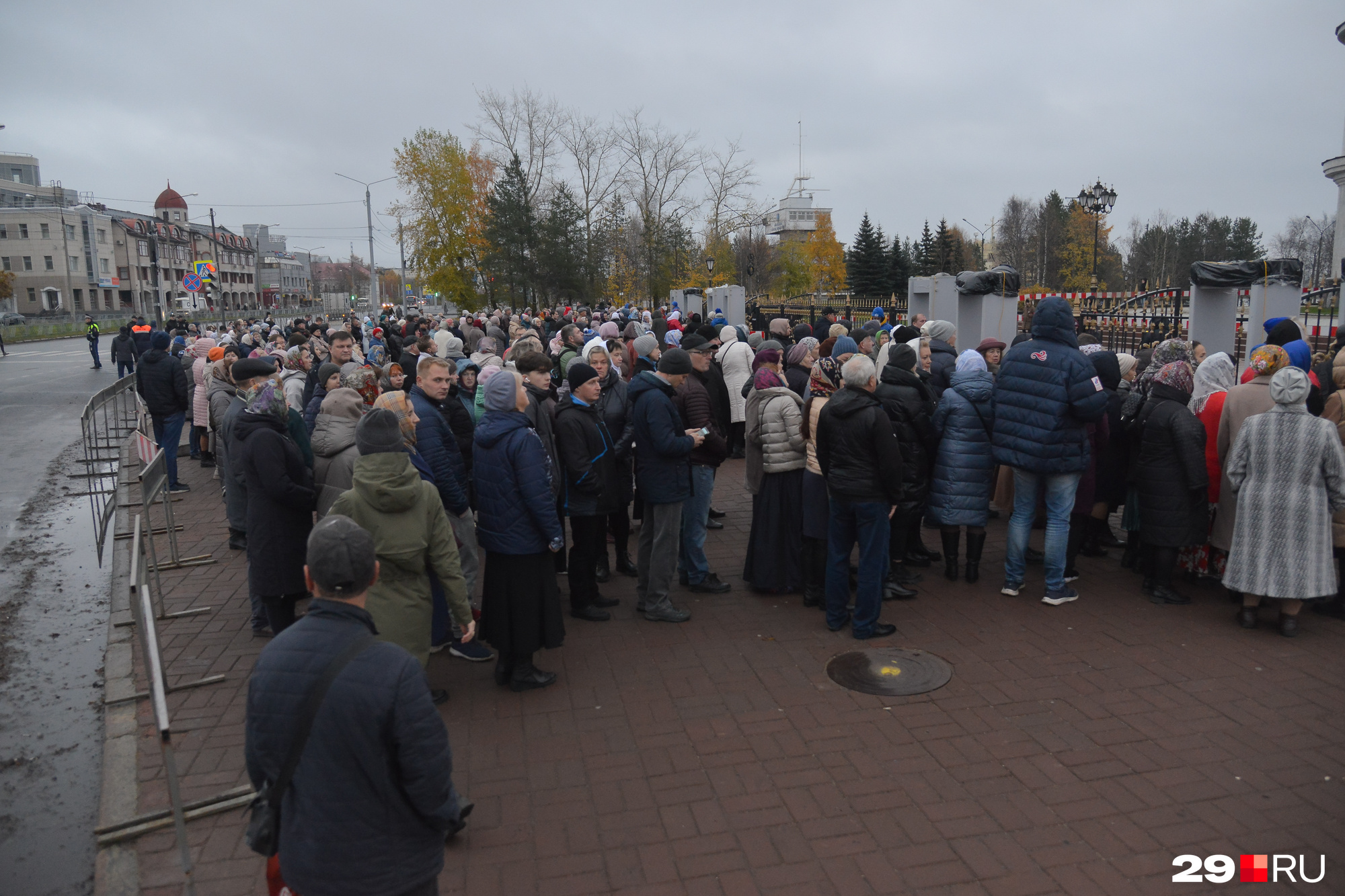 Вот такие очереди выстроились к рамкам металлодетекторов в самом начале Вот такие очереди выстроились к рамкам металлодетекторов в самом начале