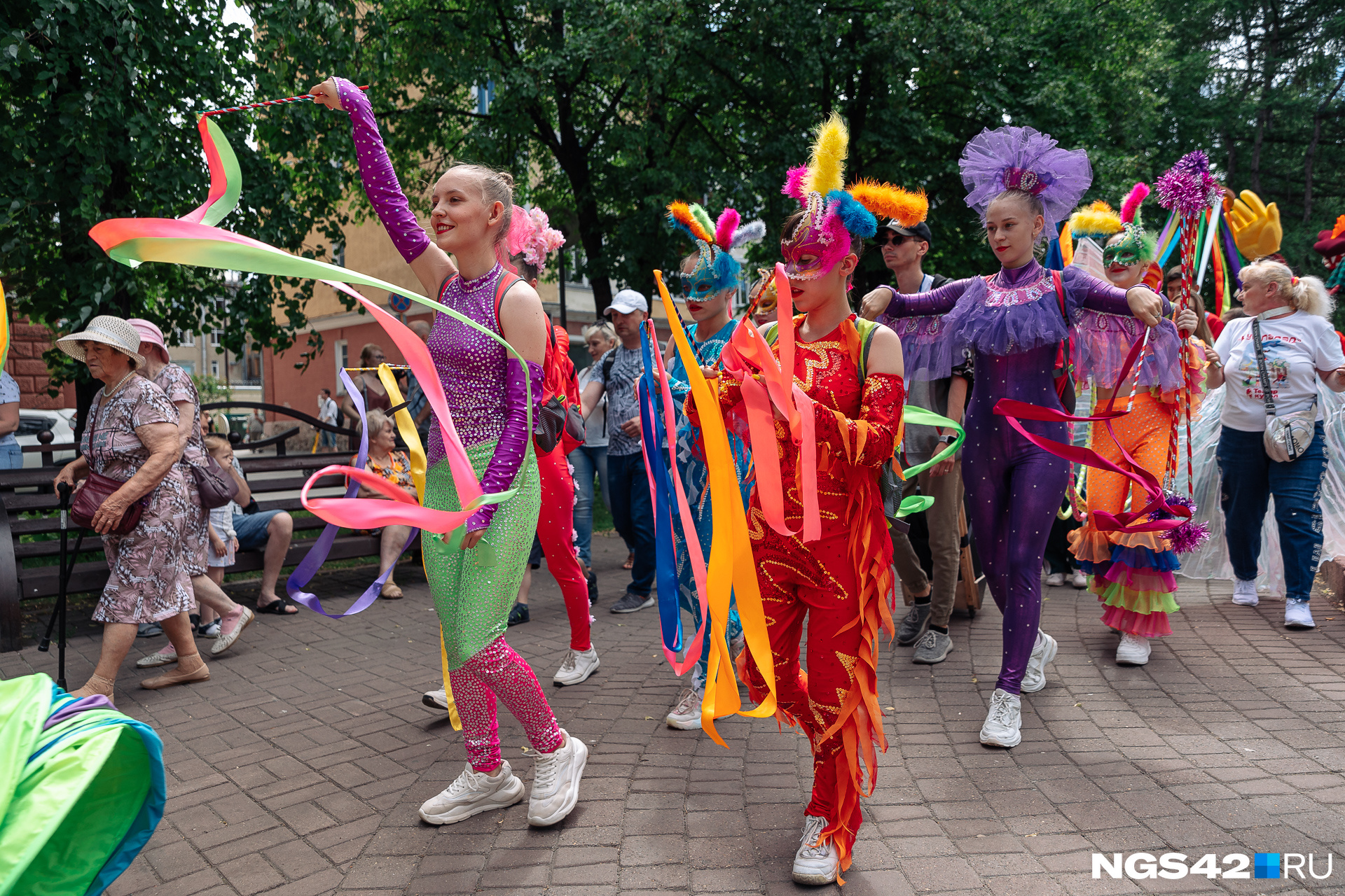театральные каникулы фотоотчет новокузнецк 12 июня. фестиваль кукольных театров картинки 1 июня шествие. театральное шествие по деревне. кук парад. открытие фестиваля театров кукол.