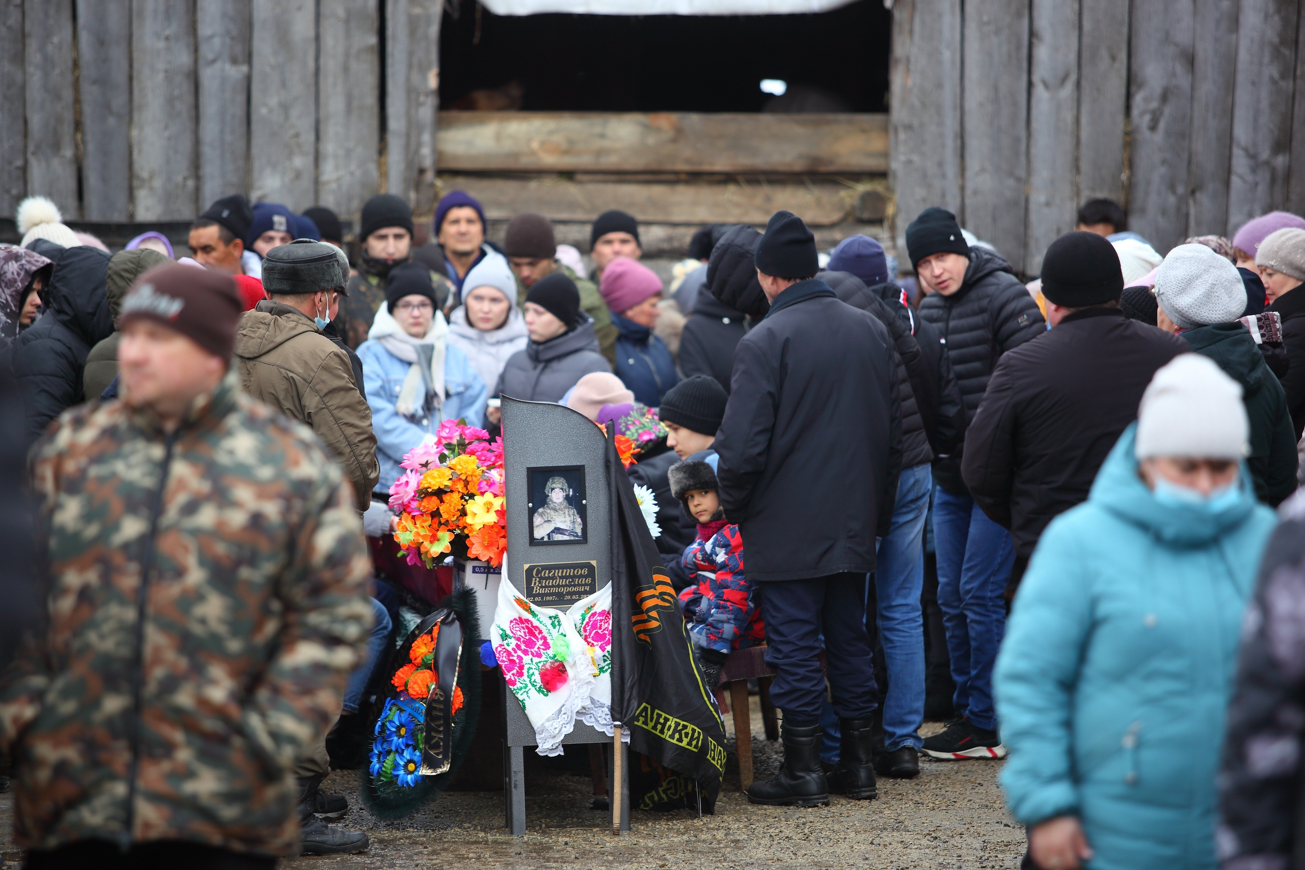 Похоронили погибших на украине. Похороны солдат погибших в Украине 2022. Похороны военных погибших на Украине 2022.