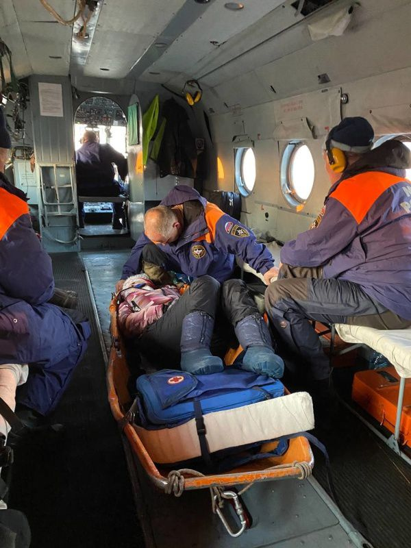 Спасатели МЧС эвакуировали туристку с хребта Борус