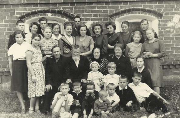 Фото семьи Каюриных возле дома сделано в 1963 году