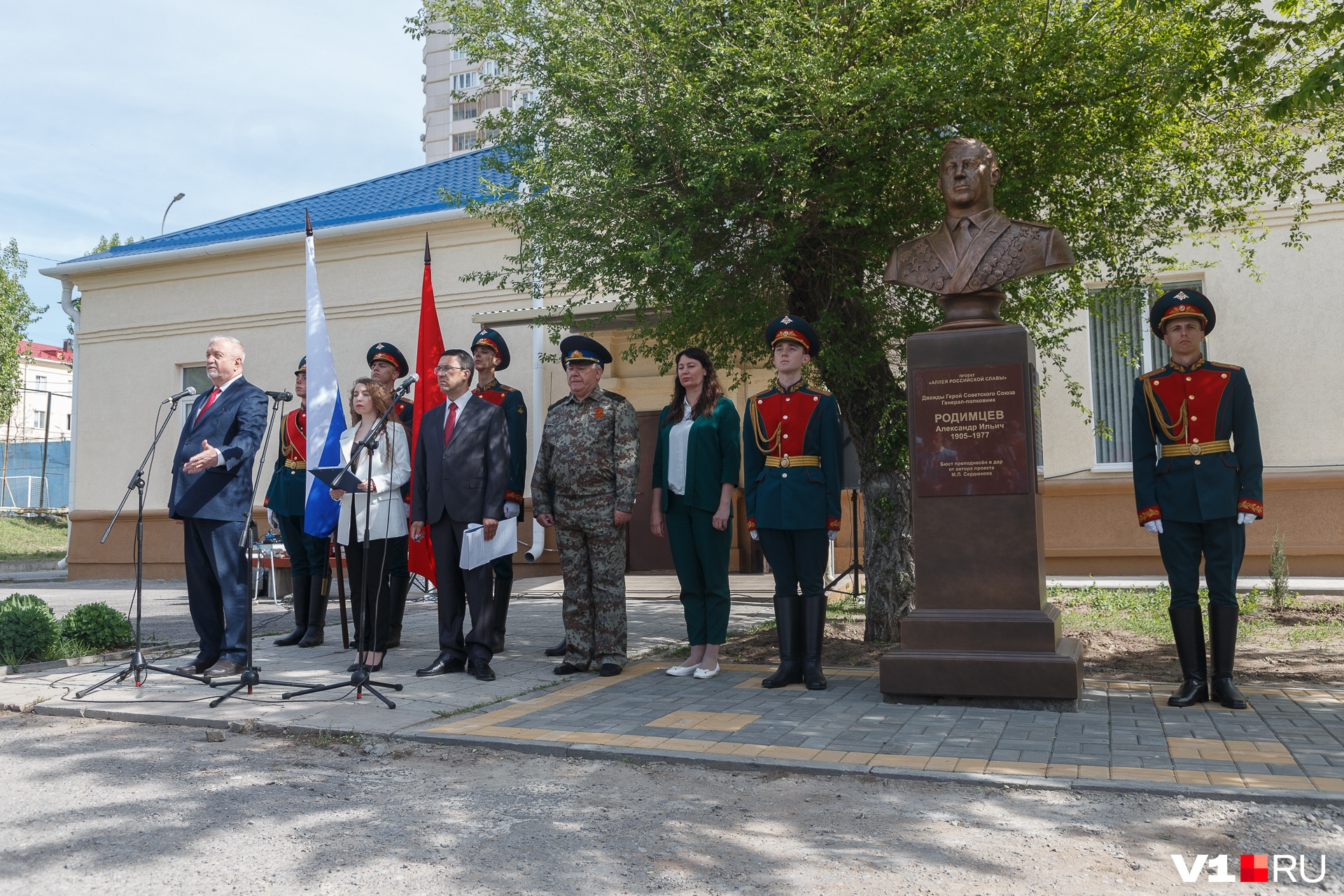 Памятник генералу краснову. Памятник Родимцеву в Волгограде. Памятник Родимцеву в Краснослободске Волгоградской. Генералы Волгограда. Памятник генералу Раевскому.