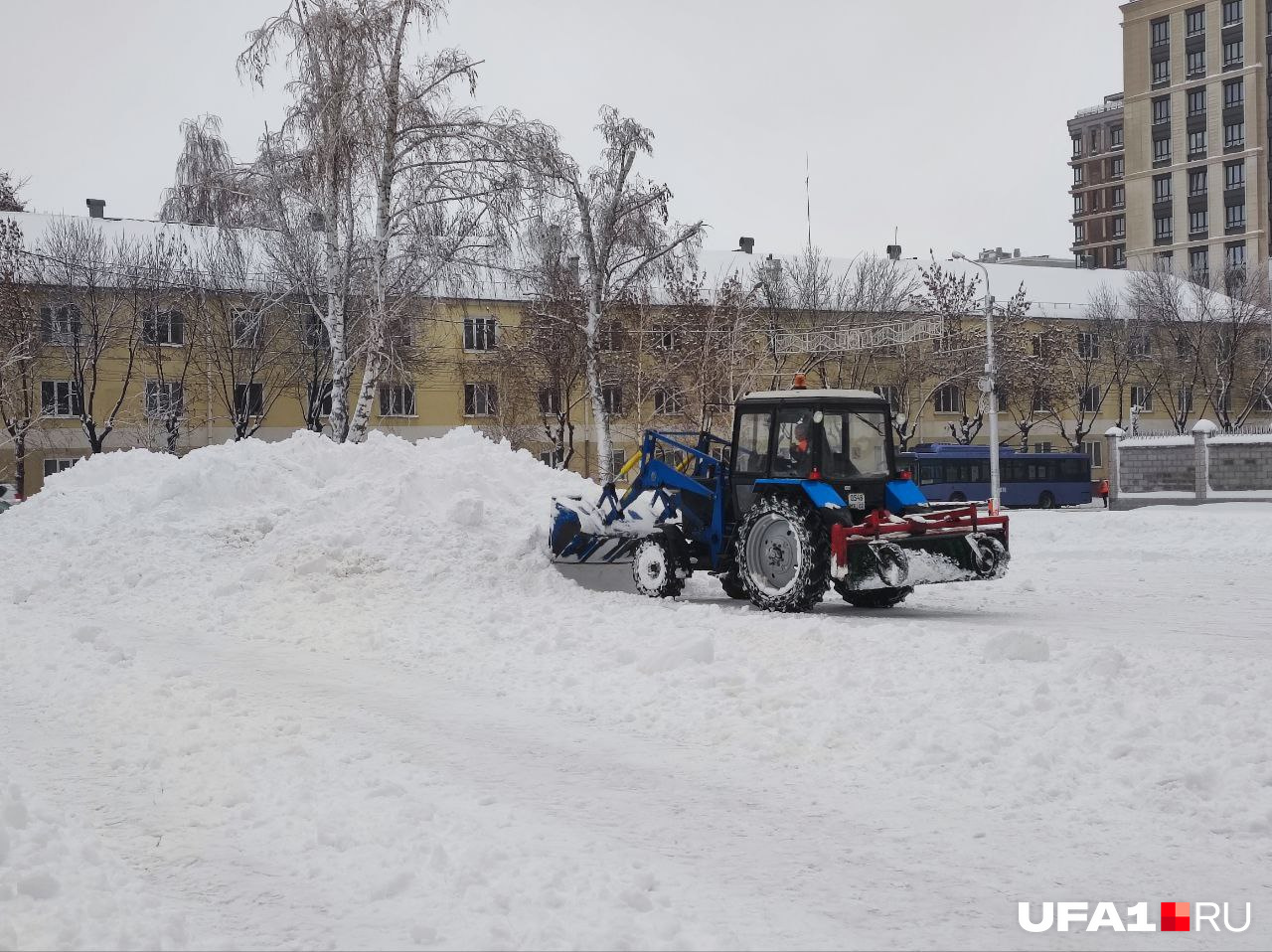 Пройти там практически невозможно, хотя некоторые пешеходы всё еще пытаются