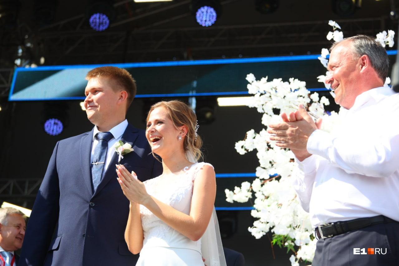 Пара бортпроводников из «Уральских авиалиний» выиграла сертификат на свадебное путешествие на <nobr class="_">1 000 000</nobr> рублей.