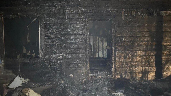В Красноярском крае при пожаре в частном доме заживо сгорели два человека
