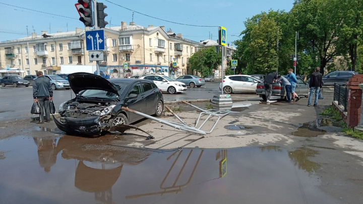 В ГИБДД рассказали обстоятельства аварии с участием пяти машин в Копейске