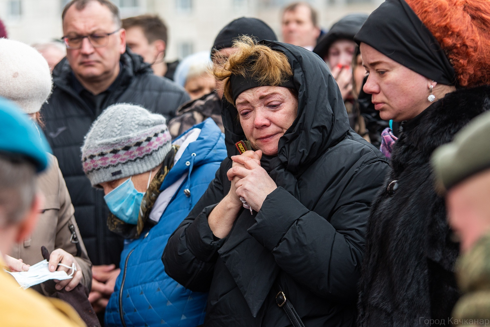 Губа прощание. Отпевание погибших на Украине. Похороны военнослужащего погибшего на Украине. Похороны детей погибших.