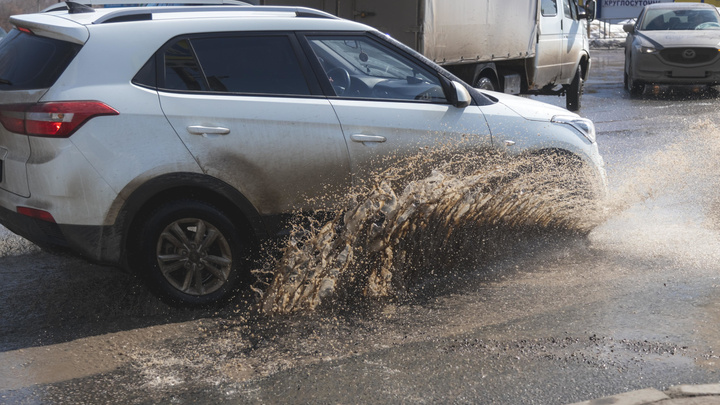 Жительница кузбасского города разбила машину в дорожной яме. Суд обязал мэрию выплатить компенсацию