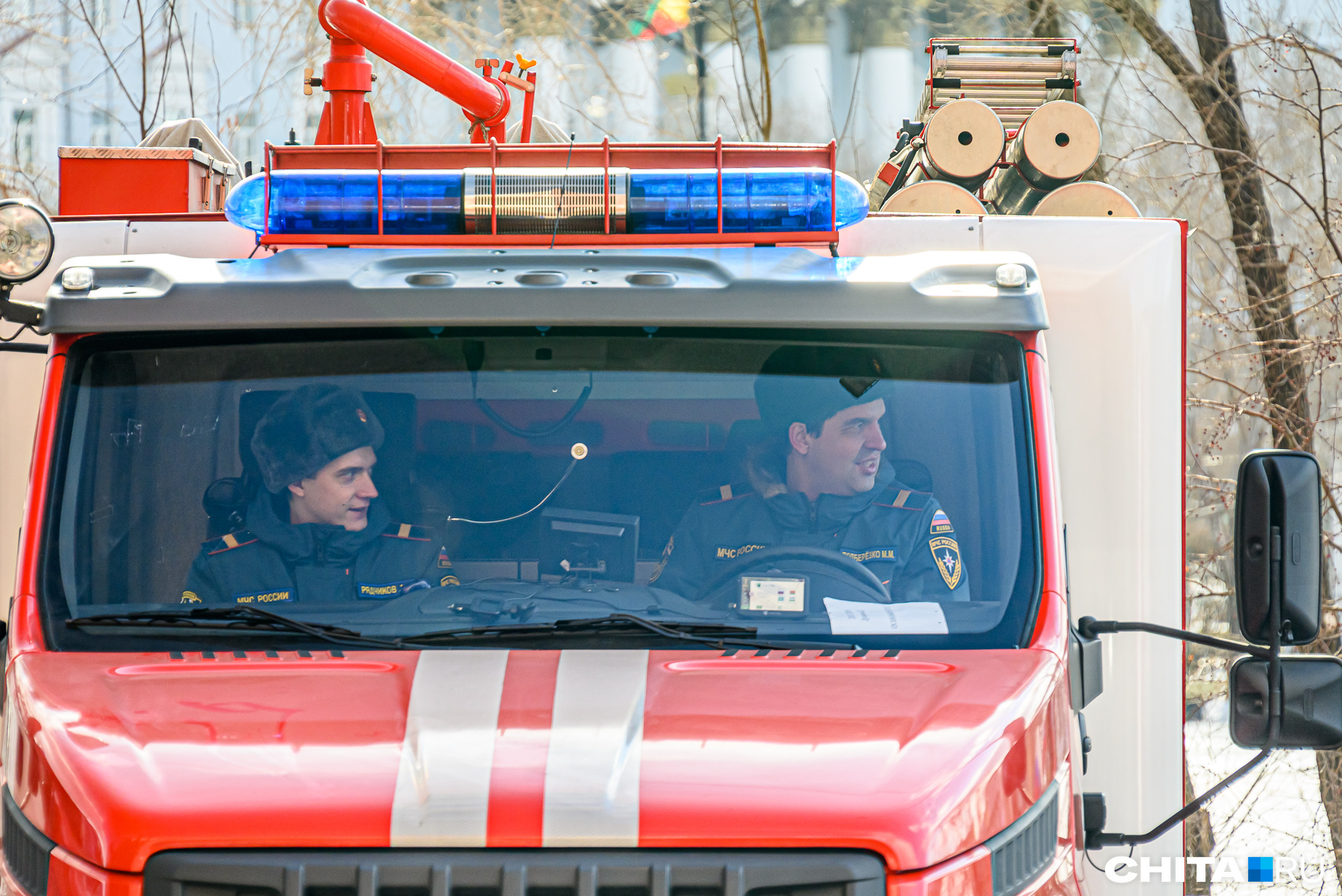 Пожарные в Чите эвакуировали трех человек из горящего дома