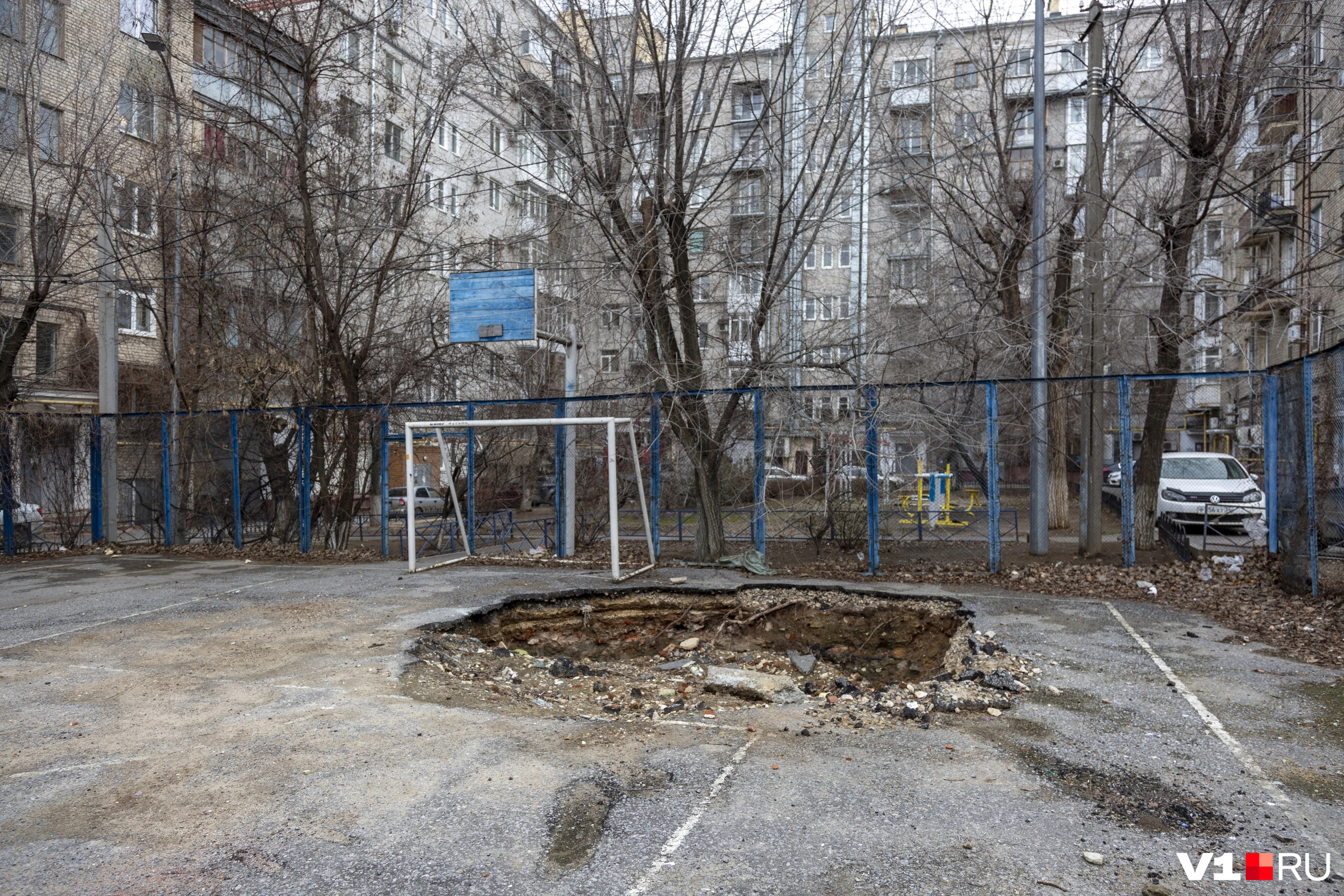 Яма образовалась прямо на детской площадке Яма образовалась прямо на детской площадке