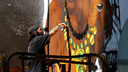 Известный художник из Мексики рисует в центре Новосибирска мистический мурал во всю стену