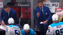Главный тренер хоккейной «Сибири» показал непристойный жест на матче — фото