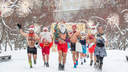 Полуобнаженные Деды Морозы и Снегурочки пробежали по центру Новосибирска — 10 впечатляющих фото