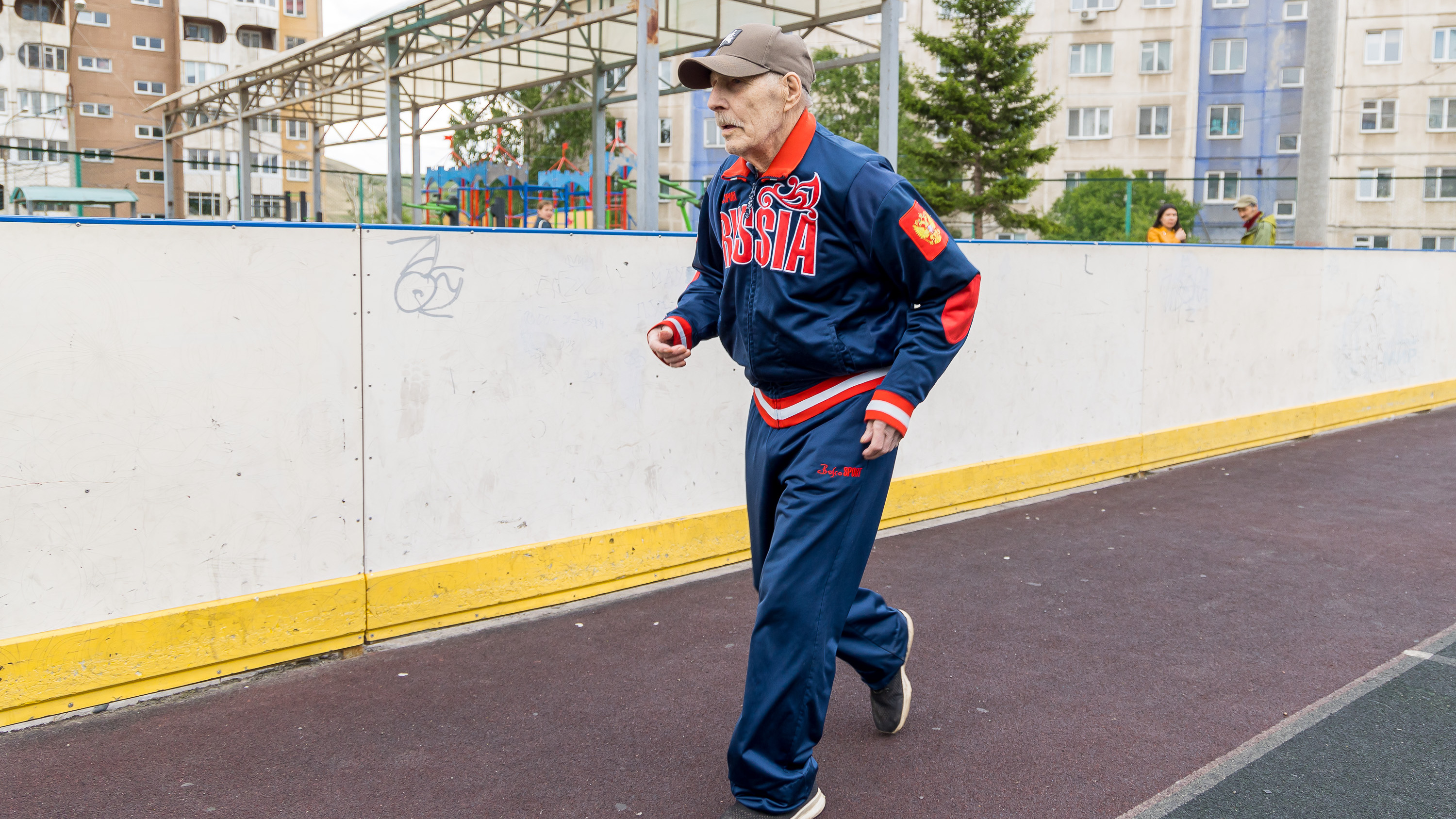 «Три козыря у меня — не пью, не курю, занимаюсь спортом»: житель Красноярска в <nobr class="_">95 лет</nobr> продолжает побеждать на соревнованиях