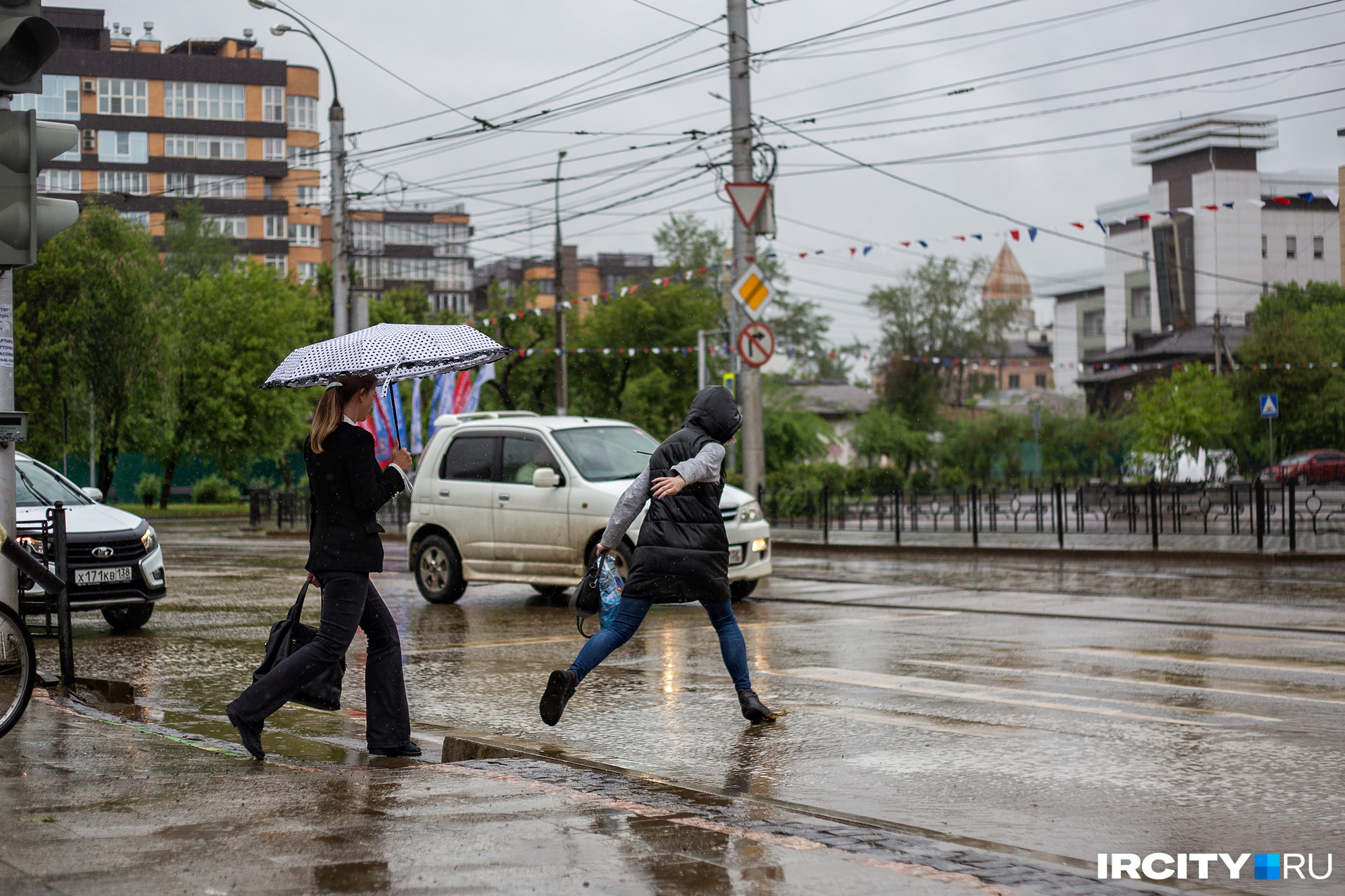 Пешеходы по лужам. Ливень в городе. Дождь в городе. Небольшой дождь. Дождь ливень.