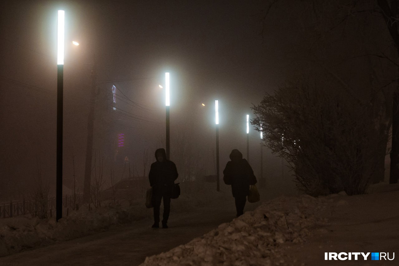 Редкие прохожие в тумане выглядят будто покорители далеких арктических маршрутов